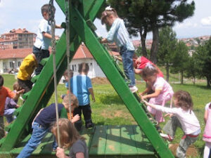 Femijet ne kopshtin e SOS Fshatit