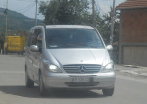 Ne veri vozitet me targa te Serbise apo pa targa