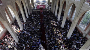 Pjesemarres nga mbare bota kremtuan lumturimin e Nene Terezes