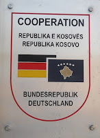 2 Schild in der gebaude von GIZ in Pristina