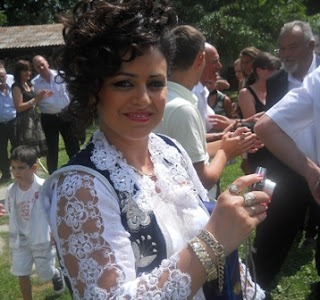 Albanische Junge Frau in Hochzeit