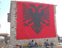 Kulla e haradinajve veshur me flamur