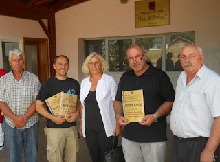 Inxhinieri Kierberger dhe aktivisti Sheffqete Balaj ne shkollen e Isniqit