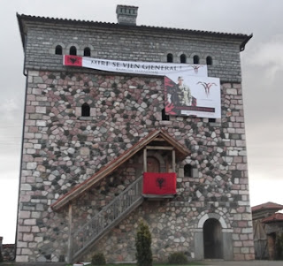 Kompleksi memorial Deshmoret e KOmbit