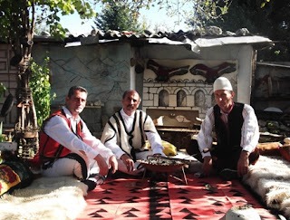 Pjesemarres ne perurimin e mzueut etnokastrioti