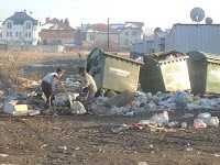 Femije qe germojne ne mbeturina