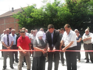 2 Nena e Ragip Hasanmetajt gjate prerjes se shiritit