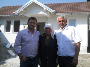 5 Mikail Sutaj (links)hat einen Haus gebaut für Ajne Tahirukaj