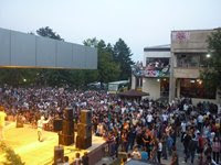 Decani pret mergimtaret e vet