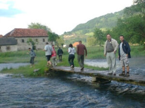 Halil Bajrami me grupin e shtegtareve te krojet e Ali Pashe Gucise