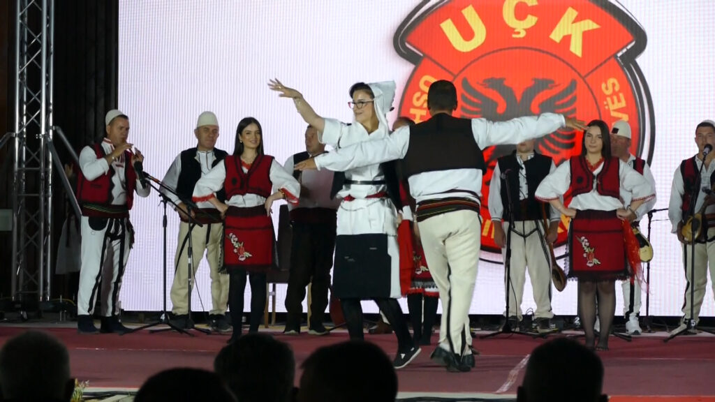 Festivali.00 02 53 24.Still004