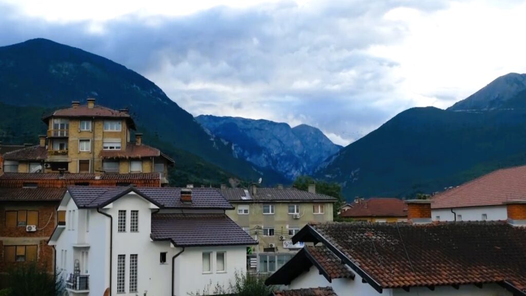 Shkarkim i qendres se Pejes me trase te reja rrugore Kronike e zgjeruar,pa titra e pa muzike.00 12 47 21.Still003